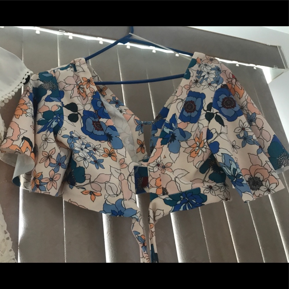 Cute floral Zara top. Low cut and ties in the back